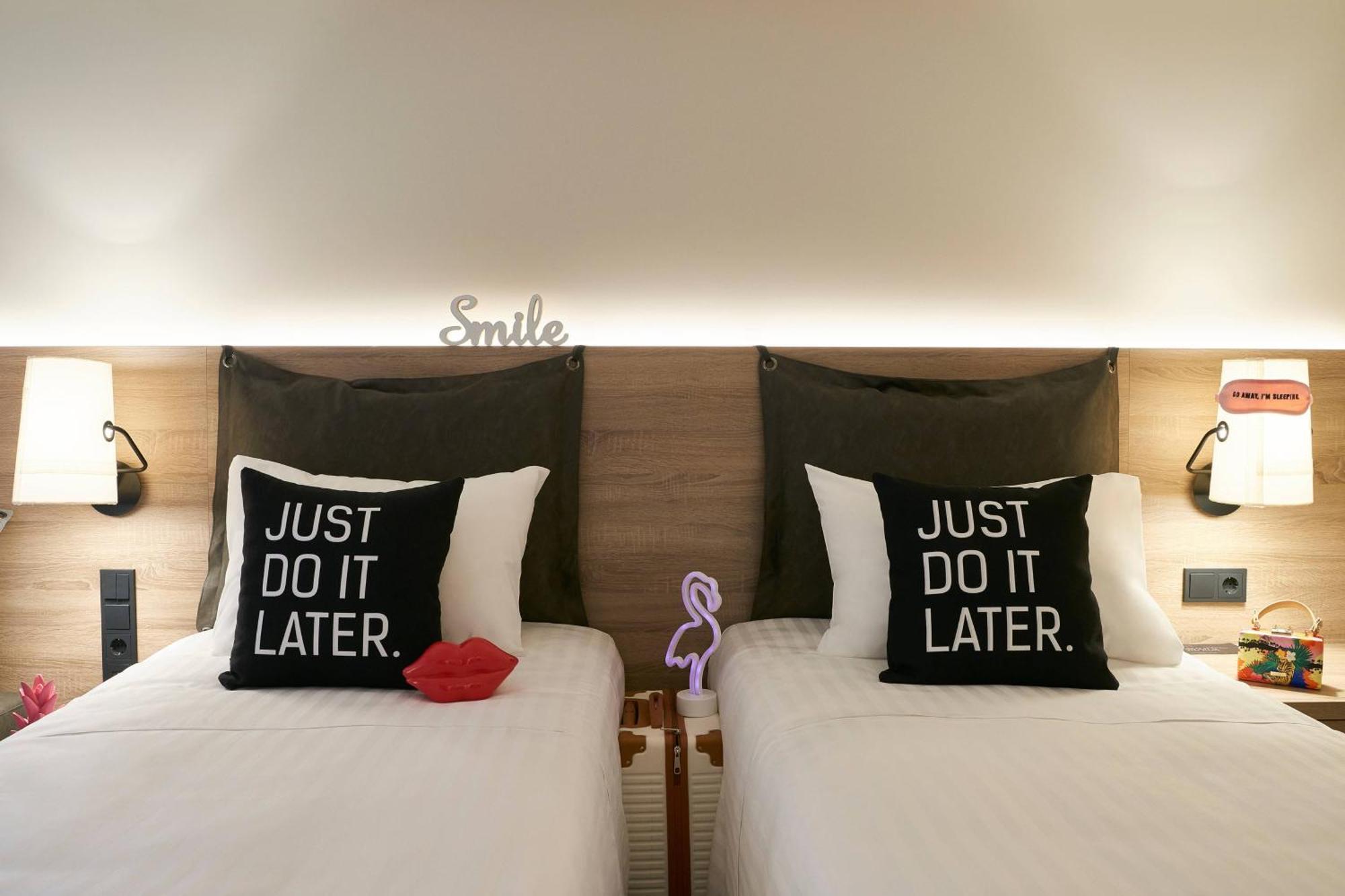 Moxy Patra Marina Hotell Exteriör bild