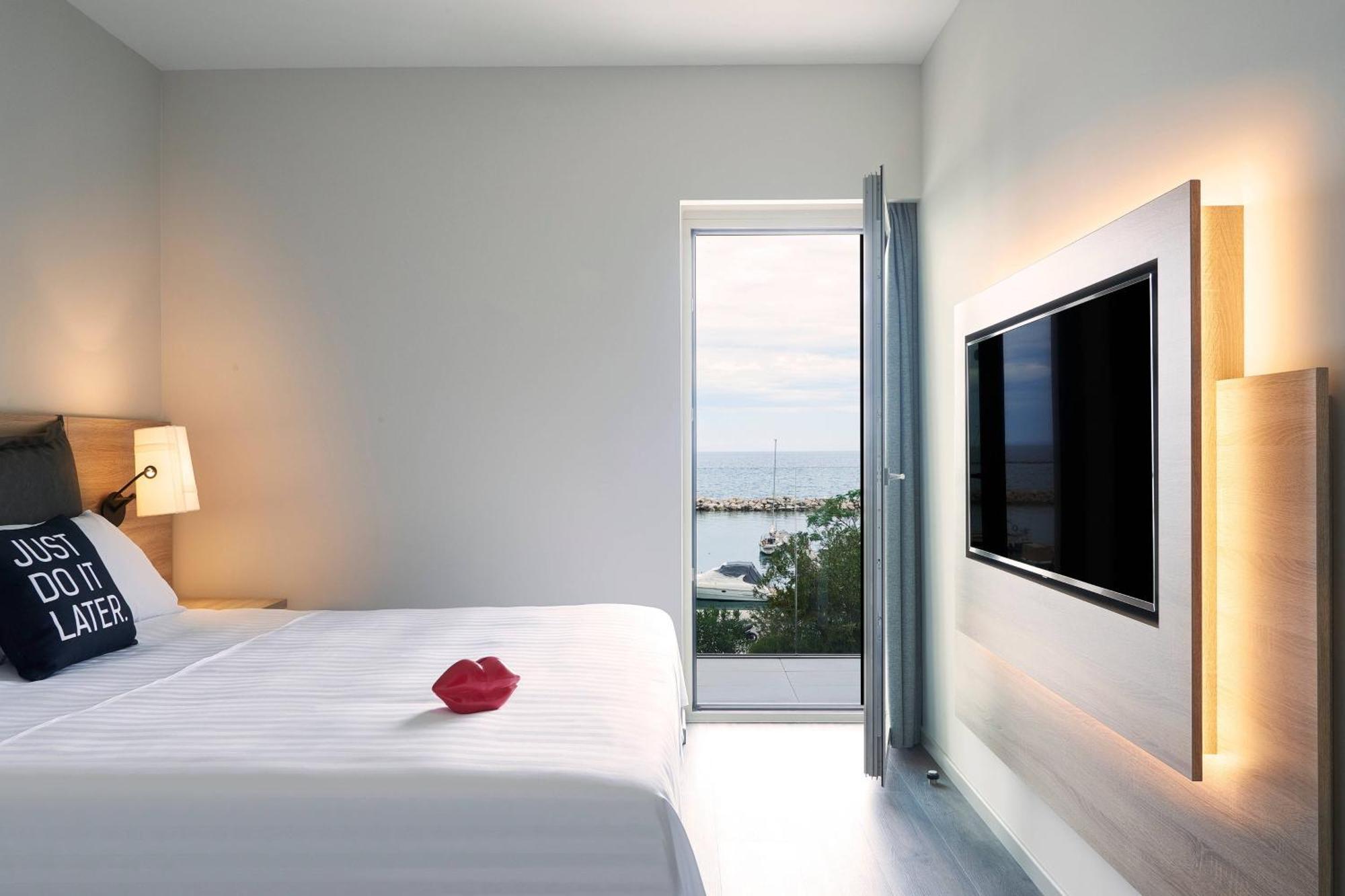 Moxy Patra Marina Hotell Exteriör bild
