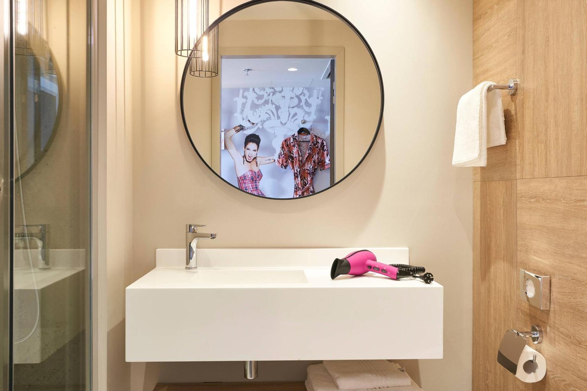 Moxy Patra Marina Hotell Exteriör bild