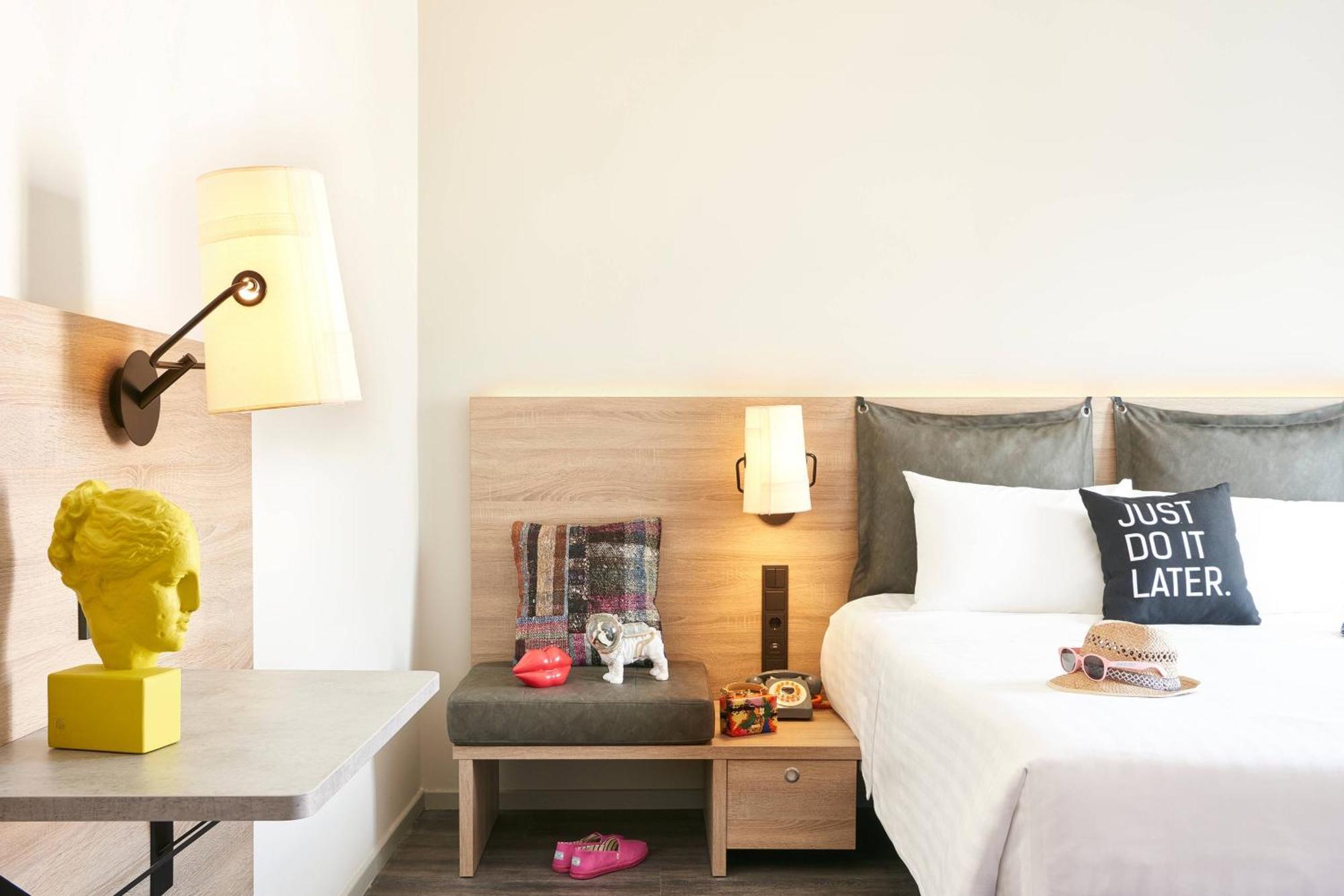 Moxy Patra Marina Hotell Exteriör bild