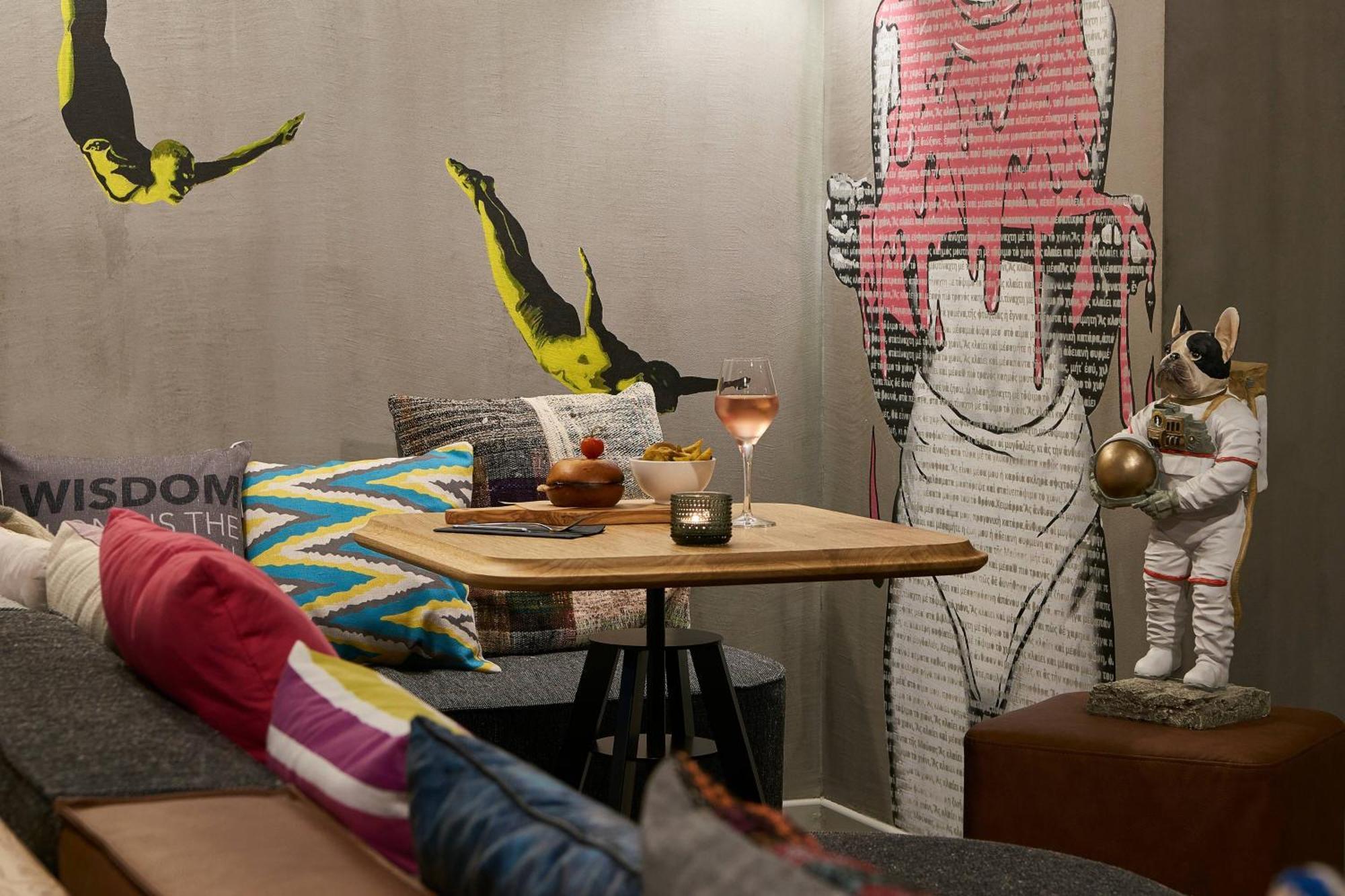 Moxy Patra Marina Hotell Exteriör bild