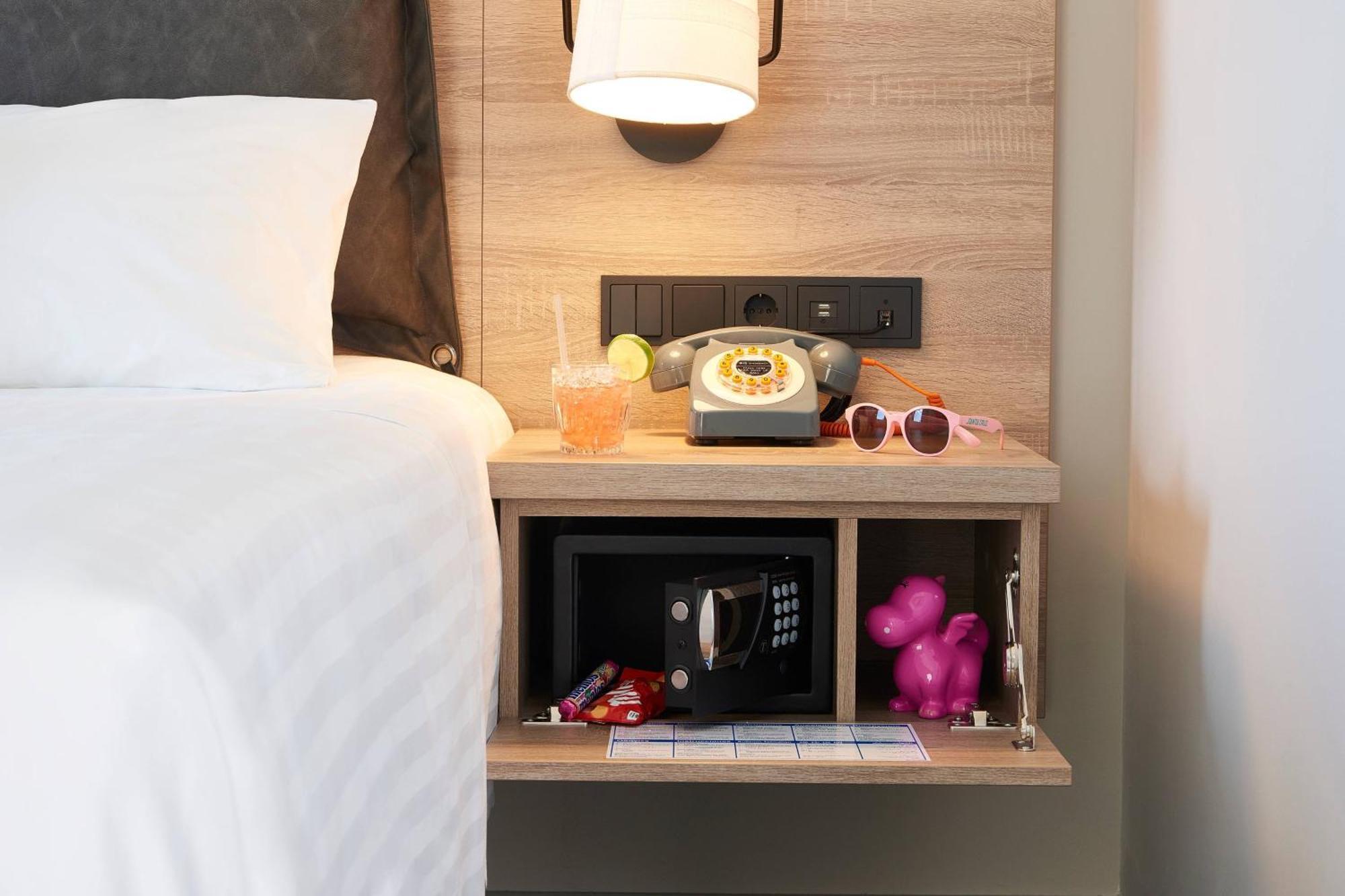Moxy Patra Marina Hotell Exteriör bild