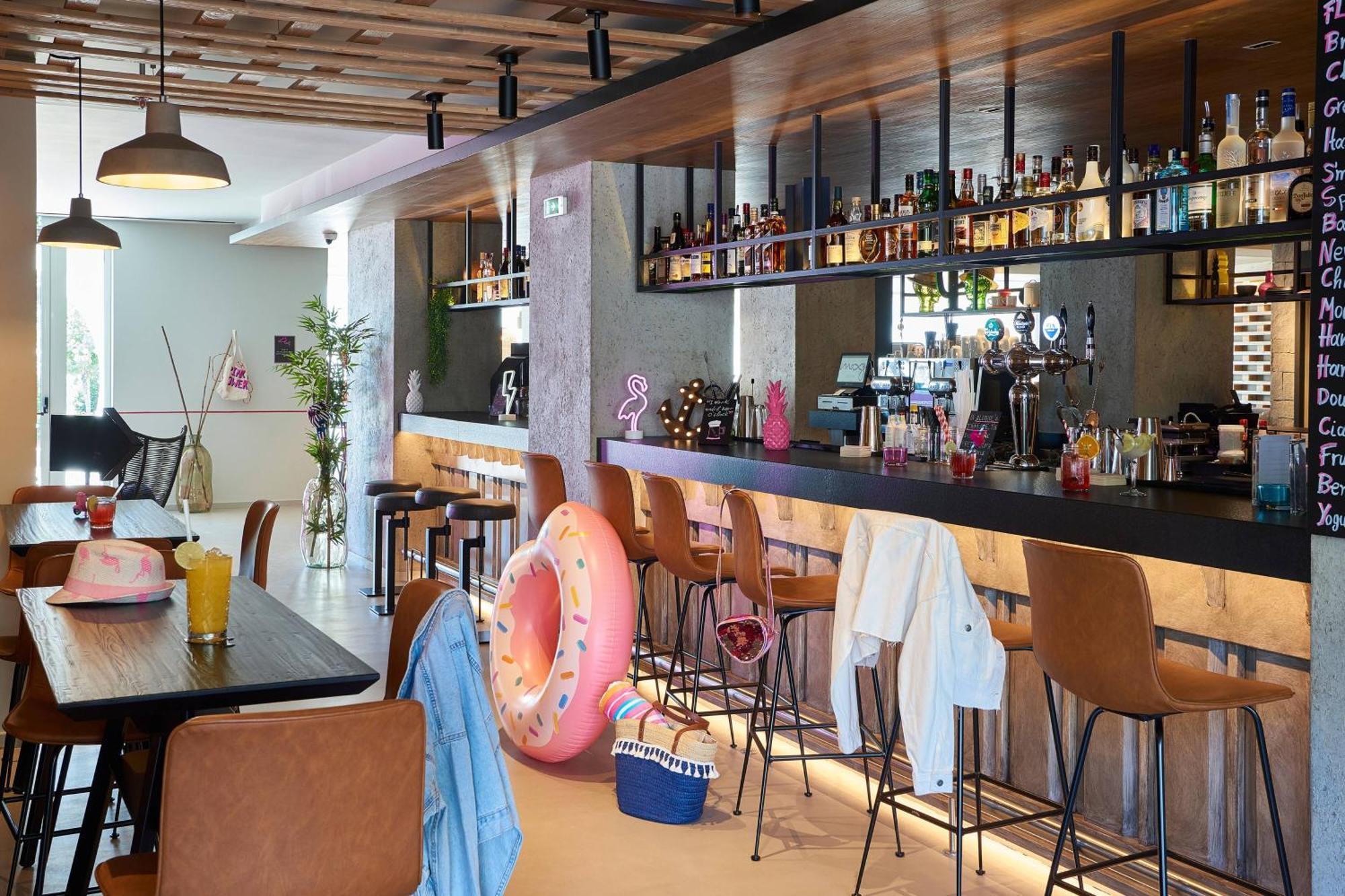 Moxy Patra Marina Hotell Exteriör bild