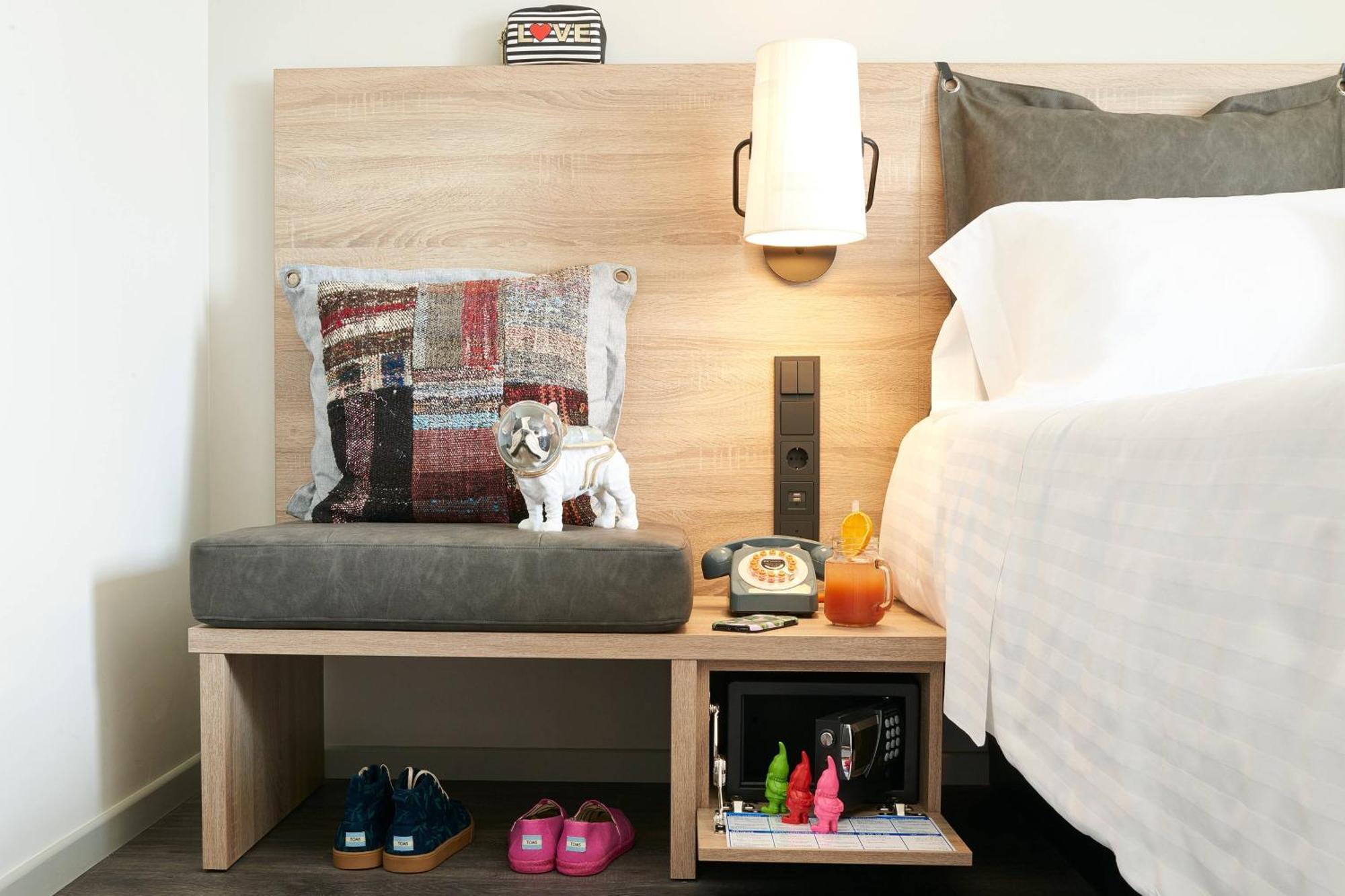 Moxy Patra Marina Hotell Exteriör bild