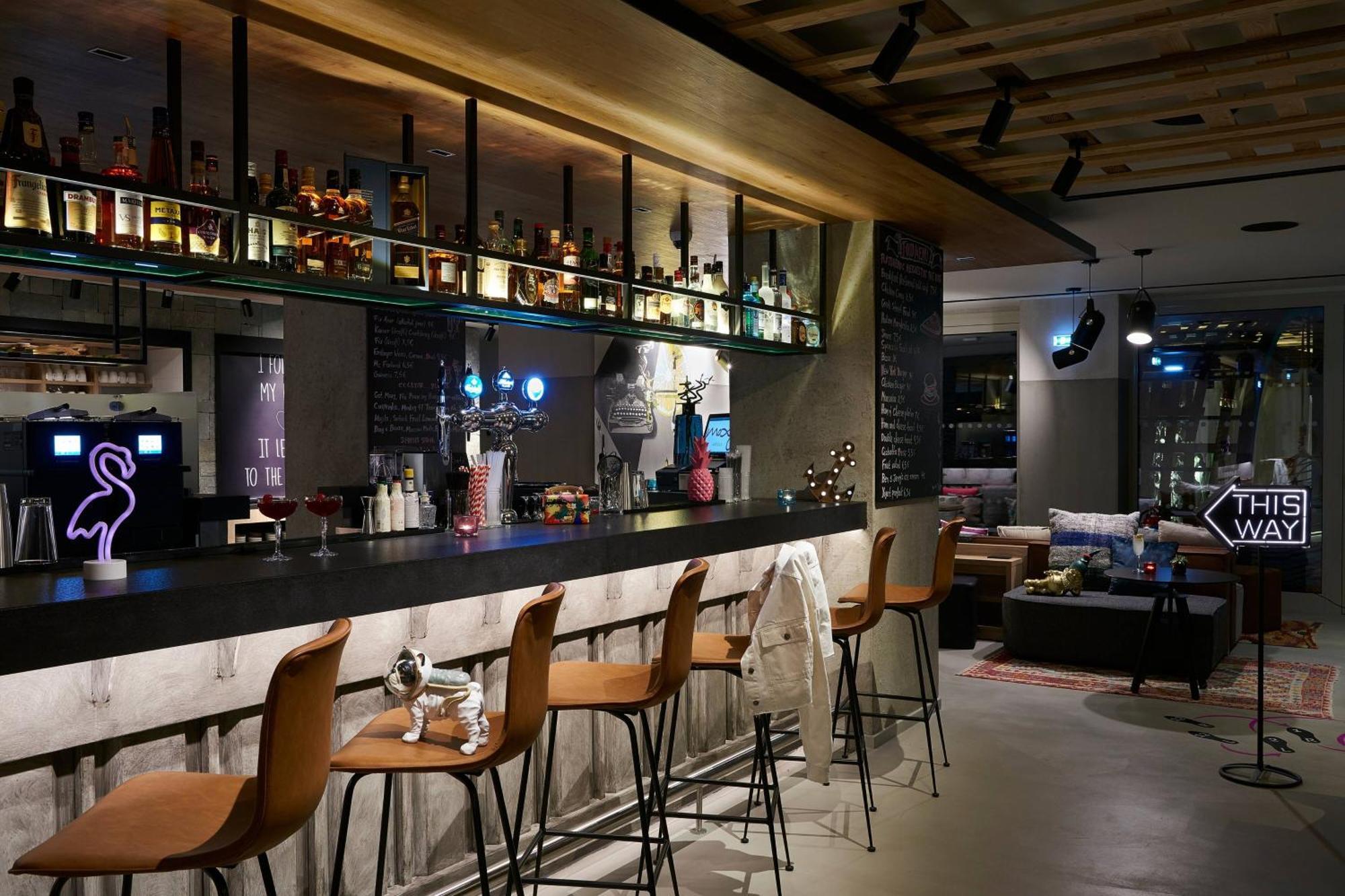 Moxy Patra Marina Hotell Exteriör bild