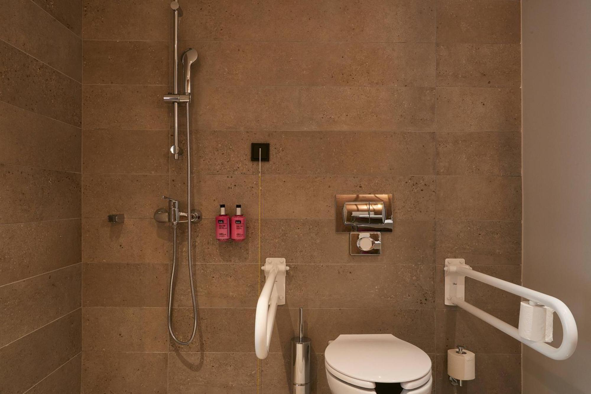 Moxy Patra Marina Hotell Exteriör bild