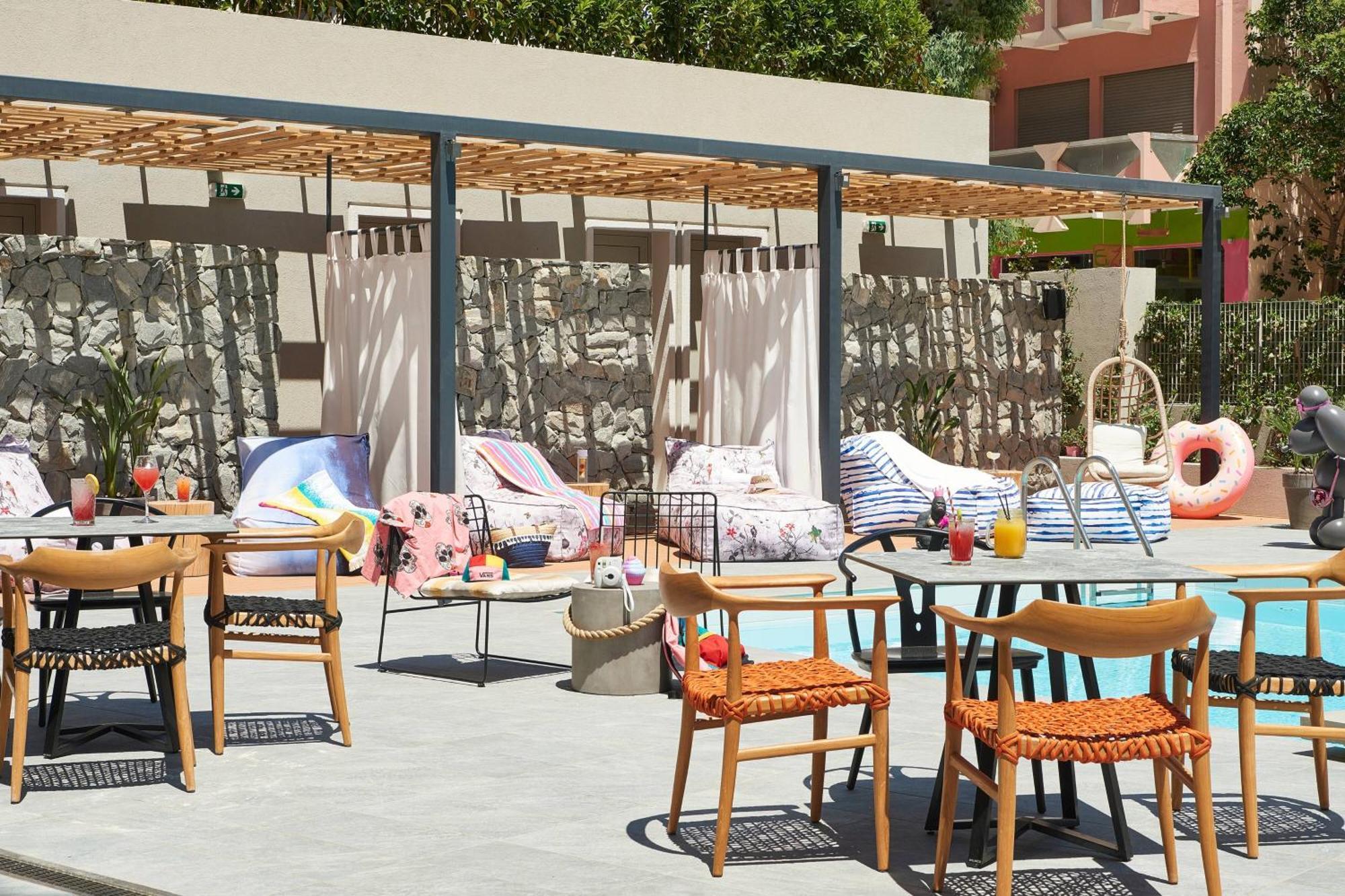Moxy Patra Marina Hotell Exteriör bild