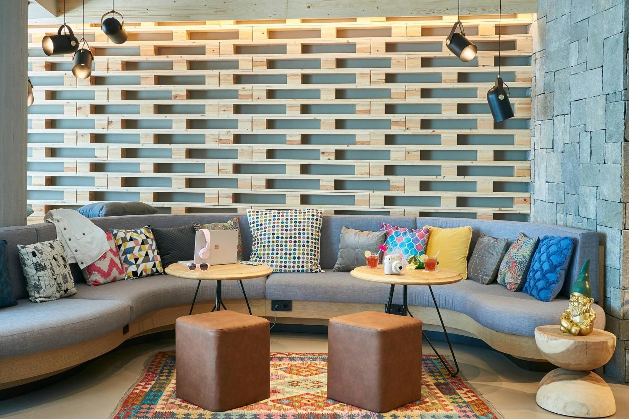 Moxy Patra Marina Hotell Exteriör bild
